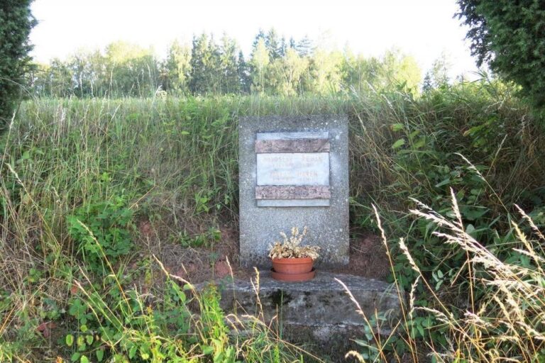 Květnové povstání pomník padlých v Roztocích u Jilemnice